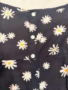 Chic Daisy Print Black Dress with Puff Sleeves