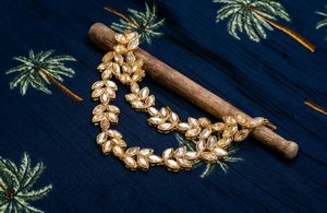 Sparkling Leaf Design Necklace