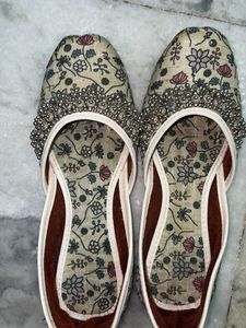 Embroidered ghunghroo Juttis Flats