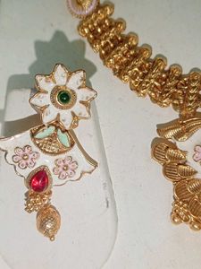 Elegant Gold Necklace and Earrings Set