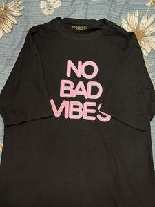 Graphic Print T-Shirt "No Bad Vibes"