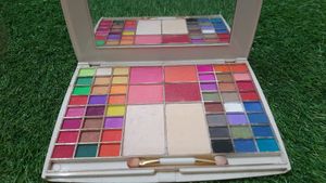 Mars Eyeshadow Pallet With Blush And CompactPowder