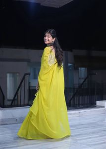 Yellowish green three piece Set + jewellery se