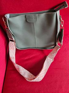 Stylish Crossbody Bag with Detachable Strap