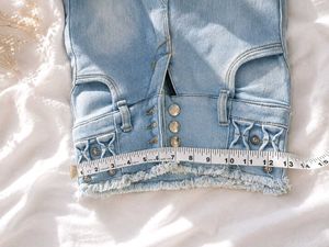 Light Wash Frayed Hem 👖✨