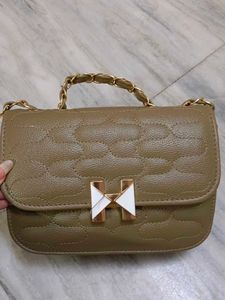 Chic Quilted Handbag with Gold Chain