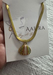 Gold Tone Shell Pendant Necklace