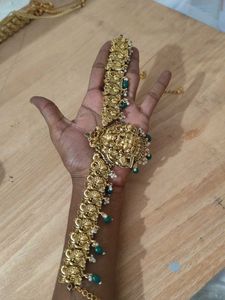 Hip chain with green hanging