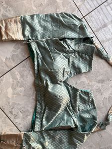 Elegant Silk Saree with Intricate Weave