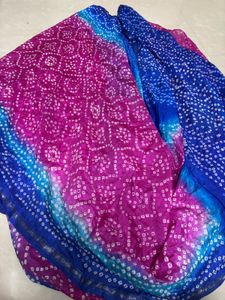 Elegant Double-Shade Bandhani Saree with Silver Za