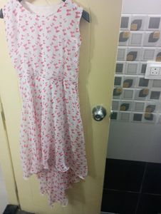 Sleevless White Dress With Red Bows