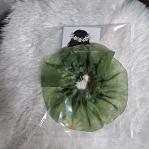 Oversized Daisy Hair Scrunchie