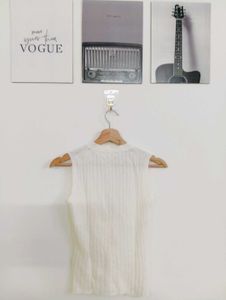 Chic White Sleeveless V-Neck Vest