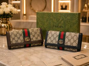 GUCCI GG Supreme Wallet