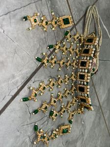 Elegant Emerald &amp; Pearl Choker Necklace