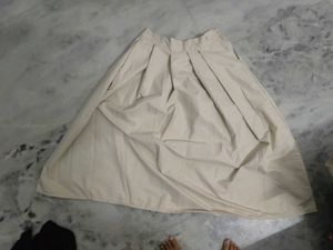 beige pleated skirt