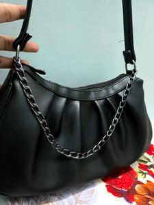 Stylish black pleated shoulder bag.
