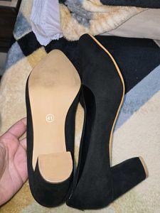 BLACK VELVET PUMP BLOCK HEEL