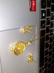 ❤🤩Exquisite Gold Pendant &amp; Earring Set❤🤩