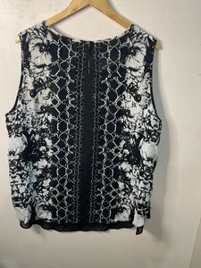 Chic Sleeveless Black &amp; White Print Top