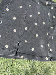 Cute black, daisy embroidery denim skirt🌼