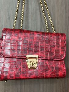 Chic Red Croc Embossed Chain Bag