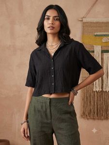 Chic Black Cropped Shirt