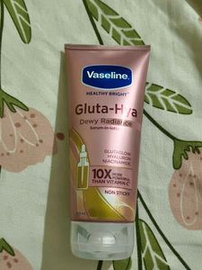Vaseline Gluta-Hya Dewy Radiance Serum-in-Lotion