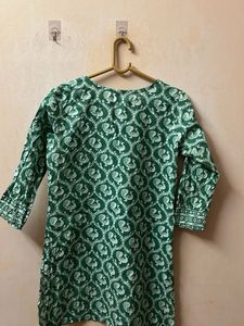 Elegant Green Kurta with Intricate Peacock Print