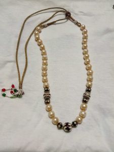 Elegant Pearl Necklace with Embellishments