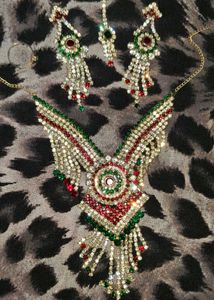 Stunning Rhinestone Necklace & Earring Set