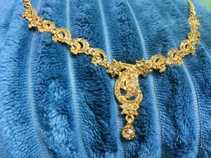 Exquisite Gold-Tone Necklace with Crystals