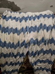 6. Comfortable White & Blue Printed legging