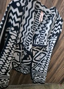 Stylish Black &amp; White Geometric Print Cardigan