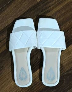 Showtopia Chic White Quilted Slides