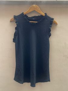 Chic Black Ruffled Sleeveless Top