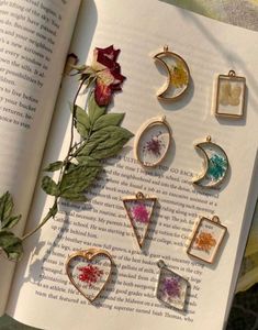 Handmade-Dried Flower Resin Pendants