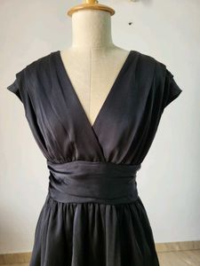 Elegant Black V-Neck Dress with Tulle Hem