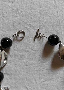 Chic Black Bead &amp; Silver Leaf Necklace