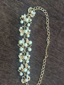 Elegant Pearl and Crystal Necklace