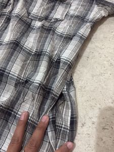 Long Sleeve Button-Up Shirt with pockets on