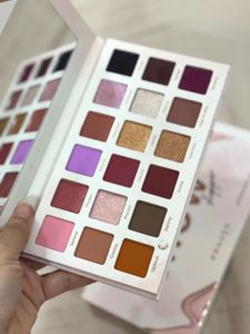 Praush The show stopper Eyeshadow Palette