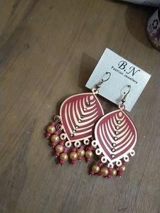 Fashionable Fuschia And Golden Hook Drop Earring