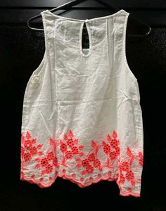 🌸 Chic White Sleeveless Top with Coral Embroidery