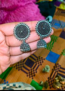 7 earrings +1 concealer+5 lipstick