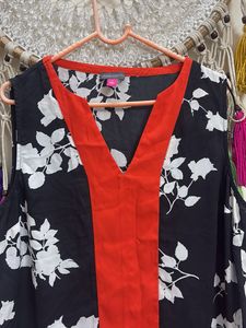 Stylish Black &amp; White Floral Top