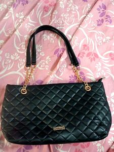Chic Quilted Black Handbag with Gold Chain