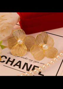 Gold Flower Pearl Earrings