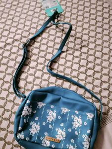 🛍️Caprese Floral Crossbody Bag 🛍️NEVER USED