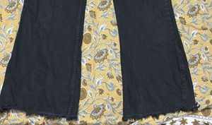 Edgy black flared jeans with side slits&amp;frayed hem